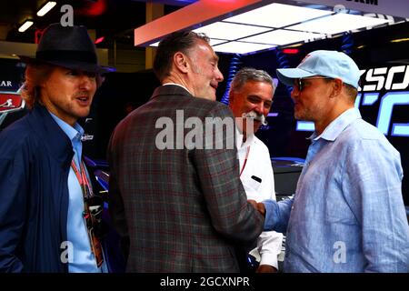 (De gauche à droite) : acteur Owen Wilson (États-Unis); Sean Briches (États-Unis) Directeur général de la Formule 1, opérations commerciales; Président du Groupe de Formule 1 Chase Carey (États-Unis); acteur Owen Wilson (États-Unis). Grand Prix de Grande-Bretagne, dimanche 16 juillet 2017. Silverstone, Angleterre. Banque D'Images