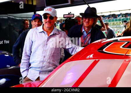 (De gauche à droite): Acteur Woody Harrelson (USA) avec acteur Owen Wilson (USA). Grand Prix de Grande-Bretagne, dimanche 16 juillet 2017. Silverstone, Angleterre. Banque D'Images