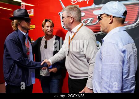 Owen Wilson (USA) acteur (à gauche), Ross Brawn (GBR) Directeur général, Motor Sports, (Centre), et Woody Harrelson (USA) acteur (à droite). Grand Prix de Grande-Bretagne, dimanche 16 juillet 2017. Silverstone, Angleterre. Banque D'Images