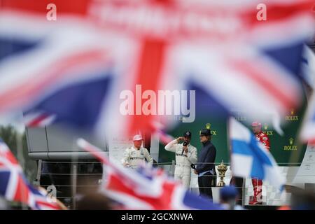 Lewis Hamilton (GBR) Mercedes AMG F1 sur le podium avec Owen Wilson (USA) acteur. Grand Prix de Grande-Bretagne, dimanche 16 juillet 2017. Silverstone, Angleterre. Banque D'Images