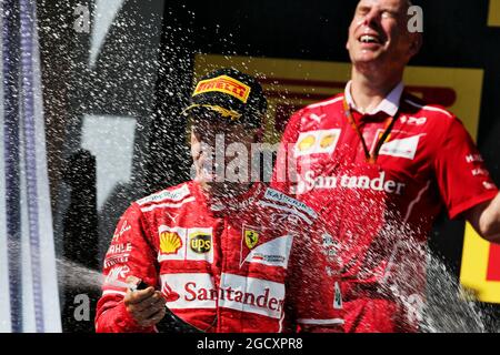 Le vainqueur de la course Sebastian Vettel (GER) Ferrari fête sur le podium. Grand Prix de Hongrie, dimanche 30 juillet 2017. Budapest, Hongrie. Banque D'Images