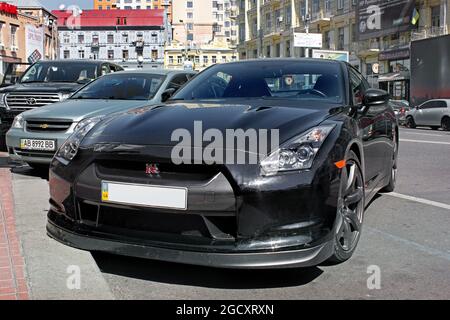 Kiev, Ukraine - 28 août 2011 : Nissan GT-R noir dans la ville. Supercar japonaise Banque D'Images