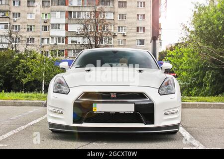 Kiev, Ukraine - 2 septembre 2017: Voiture japonaise dans la ville. Nissan GTR R35 Nissan blanc sur le fond de la maison Banque D'Images