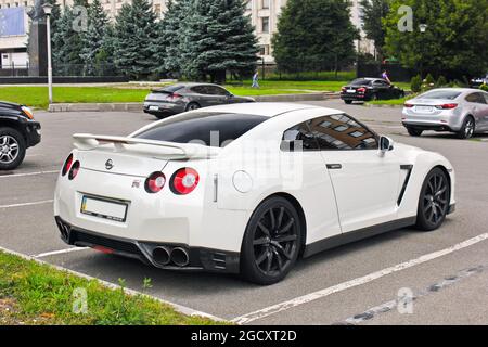 Kiev, Ukraine - 2 septembre 2017: Voiture japonaise dans la ville. Nissan GTR R35 Nissan blanc sur le fond de la maison Banque D'Images