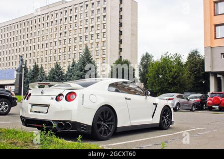 Kiev, Ukraine - 2 septembre 2017: Voiture japonaise dans la ville. Nissan GTR R35 Nissan blanc sur le fond de la maison Banque D'Images