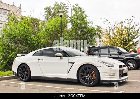 Kiev, Ukraine - 2 septembre 2017: Voiture japonaise dans la ville. Nissan GTR R35 Nissan blanc sur le fond de la maison Banque D'Images