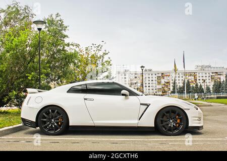 Kiev, Ukraine - 2 septembre 2017: Voiture japonaise dans la ville. Nissan GTR R35 Nissan blanc sur le fond de la maison Banque D'Images