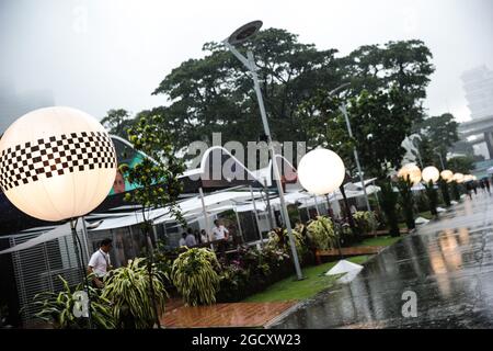 Le paddock humide pendant une tempête. Grand Prix de Singapour, dimanche 17 septembre 2017. Marina Bay Street circuit, Singapour. Banque D'Images