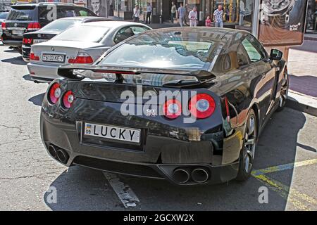 Kiev, Ukraine - 28 août 2011 : Nissan GT-R noir dans la ville. Supercar japonaise Banque D'Images