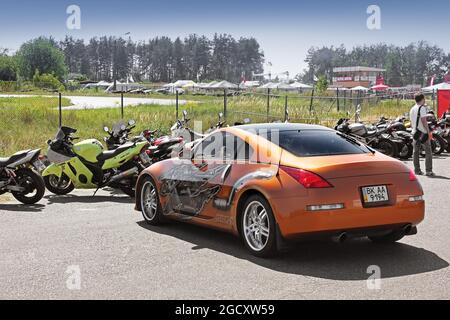 Kiev, Ukraine - 27 août 2011: Nissan 350Z sur le fond des motos Banque D'Images