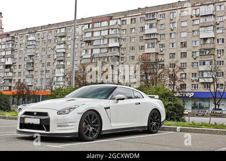 Kiev, Ukraine - 2 septembre 2017: Voiture japonaise dans la ville. Nissan GTR R35 Nissan blanc sur le fond de la maison Banque D'Images