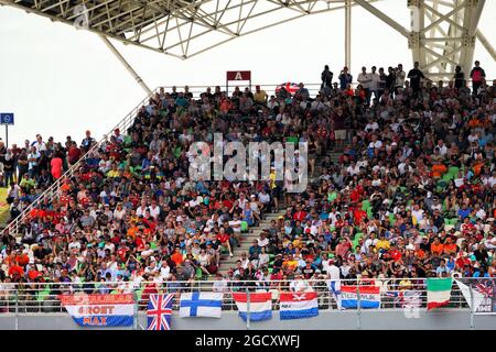 Fans dans la tribune. Grand Prix de Malaisie, samedi 30 septembre 2017. Sepang, Kuala Lumpur, Malaisie. Banque D'Images