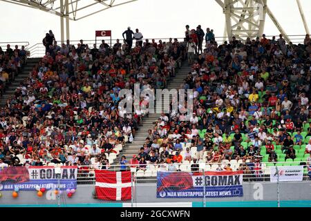 Fans dans la tribune. Grand Prix de Malaisie, samedi 30 septembre 2017. Sepang, Kuala Lumpur, Malaisie. Banque D'Images