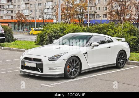 Kiev, Ukraine - 2 septembre 2017: Voiture japonaise dans la ville. Nissan GTR R35 Nissan blanc sur le fond de la maison Banque D'Images