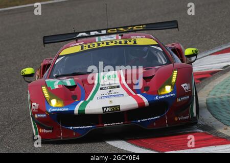 Davide Rigon (FRA) / Sam Bird (GBR) #71 AF Corse Ferrari 488 GTE. FIA World Endurance Championship, Round 8, 6 heures de Shanghai. Samedi 4 novembre 2017. Shanghai, Chine. Banque D'Images