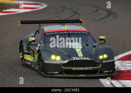 Nicki Thiim (DEN) / Marco Sorensen (DEN) #95 Aston Martin Racing, Aston Martin Vantage. FIA World Endurance Championship, Round 8, 6 heures de Shanghai. Samedi 4 novembre 2017. Shanghai, Chine. Banque D'Images