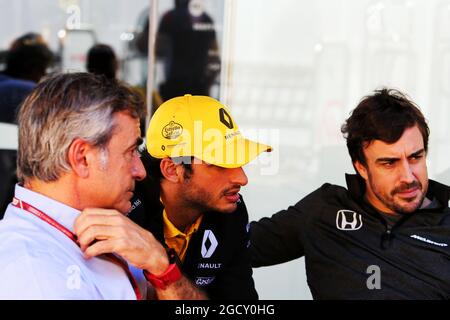 (De gauche à droite) : Carlos Sainz (ESP) avec Carlos Sainz Jr (ESP) Renault Sport F1 Team et Fernando Alonso (ESP) McLaren. Grand Prix brésilien, vendredi 10 novembre 2017. Sao Paulo, Brésil. Banque D'Images