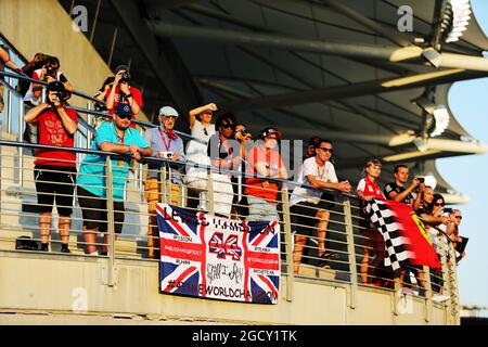 Fans dans la tribune. Grand Prix d'Abu Dhabi, samedi 25 novembre 2017. Yas Marina circuit, Abu Dhabi, Émirats Arabes Unis. Banque D'Images