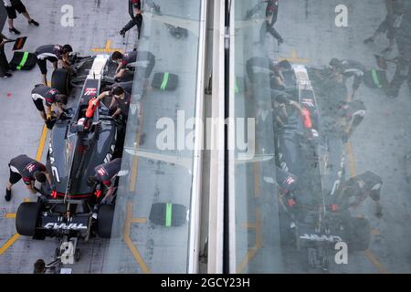 Kevin Magnussen (DEN) Haas VF-17. Test de Formule 1, mercredi 29 novembre 2017. Yas Marina circuit, Abu Dhabi, Émirats Arabes Unis. Banque D'Images