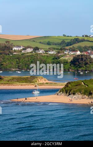 Plage de sable de Bantham et village sur la rivière Avon vue de Bigbury-on-Sea, Bantham, quartier de South Hams, Devon, Angleterre, Royaume-Uni, Europe Banque D'Images