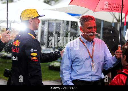 (De gauche à droite): Daniel Ricciardo (AUS) Red Bull Racing avec Chase Carey (USA) Président de groupe de Formule 1. Grand Prix d'Australie, samedi 24 mars 2018. Albert Park, Melbourne, Australie. Banque D'Images