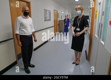 Sajid Javid, secrétaire à la Santé, aux côtés d'Amanda Pritchard, directrice générale du NHS en Angleterre, lors d'une visite à l'hôpital de l'université de Milton Keynes. Date de la photo: Mardi 10 août 2021. Banque D'Images