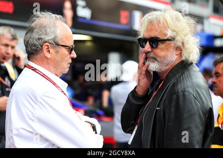 (De gauche à droite) : Jerome Stoll (FRA) Renault Sport F1 Président avec Flavio Briatore (ITA). Grand Prix de Monaco, dimanche 27 mai 2018. Monte Carlo, Monaco. Banque D'Images