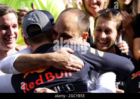 Max Verstappen (NLD) Red Bull Racing célèbre avec Gianpiero Lambiase (ITA) Red Bull Racing Engineer et l'équipe. Grand Prix d'Autriche, dimanche 1er juillet 2018. Spielberg, Autriche. Banque D'Images