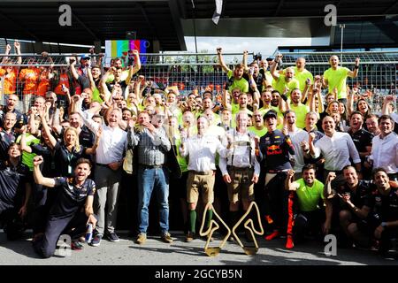 Le vainqueur de la course Max Verstappen (NLD) Red Bull Racing célèbre avec l'écurie. Grand Prix d'Autriche, dimanche 1er juillet 2018. Spielberg, Autriche. Banque D'Images