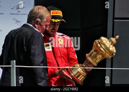 Sebastian Vettel (GER) Ferrari sur le podium avec Martin Brundle (GBR) commentateur Sky Sports. Grand Prix de Grande-Bretagne, dimanche 8 juillet 2018. Silverstone, Angleterre. Banque D'Images