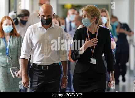 Sajid Javid, secrétaire à la Santé, aux côtés d'Amanda Pritchard, directrice générale du NHS en Angleterre, lors d'une visite à l'hôpital de l'université de Milton Keynes. Date de la photo: Mardi 10 août 2021. Banque D'Images