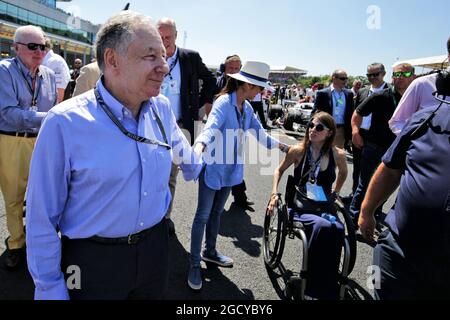 Jean Todt (FRA) Président de la FIA avec l'épouse Michelle Yeoh (MAL) sur la grille. Grand Prix de Grande-Bretagne, dimanche 8 juillet 2018. Silverstone, Angleterre. Banque D'Images