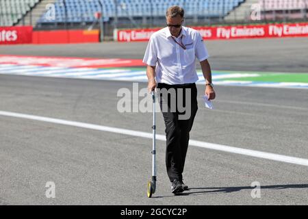 L'ingénieur McLaren mesure la sortie de la fosse. Grand Prix d'Allemagne, jeudi 19 juillet 2018. Hockenheim, Allemagne. Banque D'Images