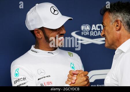 Lewis Hamilton (GBR) Mercedes AMG F1 fête sa position de pôle dans la qualification du parc ferme avec Jean Alesi (FRA). Grand Prix de Hongrie, samedi 28 juillet 2018. Budapest, Hongrie. Banque D'Images