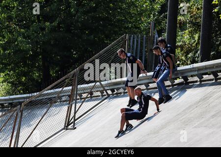 Esteban Ocon (FRA) Racing point Force India F1 Team avec l'écurie sur la célèbre banque Monza. Grand Prix d'Italie, jeudi 30 août 2018. Monza Italie. Banque D'Images