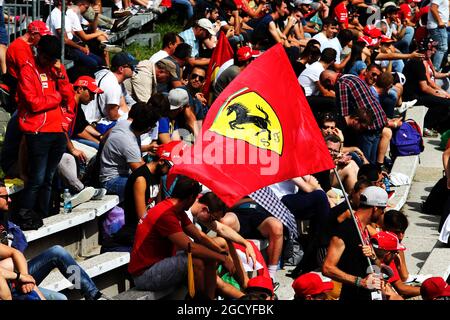 Drapeau Ferrari et fans dans la tribune. Grand Prix d'Italie, samedi 1er septembre 2018. Monza Italie. Banque D'Images