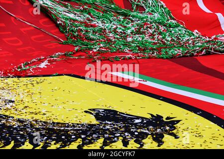 Un grand drapeau Ferrari sur le podium. Grand Prix d'Italie, dimanche 2 septembre 2018. Monza Italie. Banque D'Images