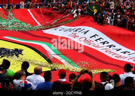 Fans de Ferrari et un grand drapeau sur le podium. Grand Prix d'Italie, dimanche 2 septembre 2018. Monza Italie. Banque D'Images