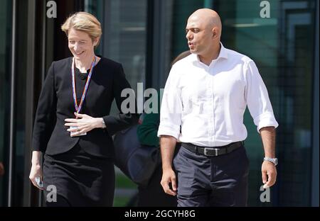 Sajid Javid, secrétaire à la Santé, aux côtés d'Amanda Pritchard, directrice générale du NHS en Angleterre, lors d'une visite à l'hôpital de l'université de Milton Keynes. Date de la photo: Mardi 10 août 2021. Banque D'Images