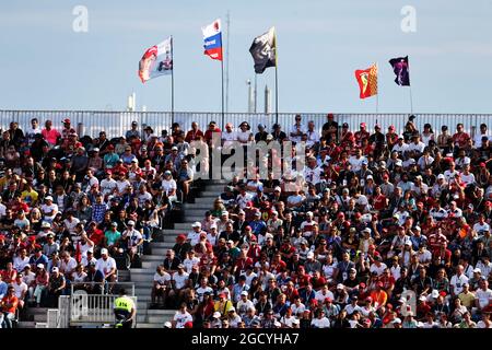 Fans dans la tribune. Grand Prix de Russie, dimanche 30 septembre 2018. Sotchi Autodrom, Sotchi, Russie. Banque D'Images