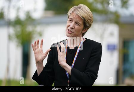 Amanda Pritchard, directrice générale de NHS England, lors d'une visite à l'hôpital de l'université de Milton Keynes. Date de la photo: Mardi 10 août 2021. Banque D'Images