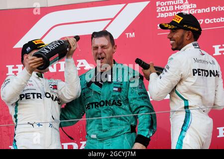 Le podium (de gauche à droite): Deuxième place Valtteri Bottas (fin) Mercedes AMG F1 fête avec Matt Deane (GBR) Mercedes AMG F1 Ingénieur de course et vainqueur de course Lewis Hamilton (GBR) Mercedes AMG F1. Banque D'Images