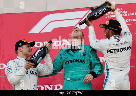 Le podium (de gauche à droite): Deuxième place Valtteri Bottas (fin) Mercedes AMG F1 fête avec Matt Deane (GBR) Mercedes AMG F1 Ingénieur de course et vainqueur de course Lewis Hamilton (GBR) Mercedes AMG F1. Banque D'Images