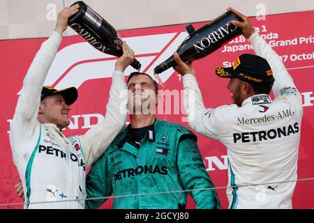 Le podium (de gauche à droite): Deuxième place Valtteri Bottas (fin) Mercedes AMG F1 fête avec Matt Deane (GBR) Mercedes AMG F1 Ingénieur de course et vainqueur de course Lewis Hamilton (GBR) Mercedes AMG F1. Banque D'Images