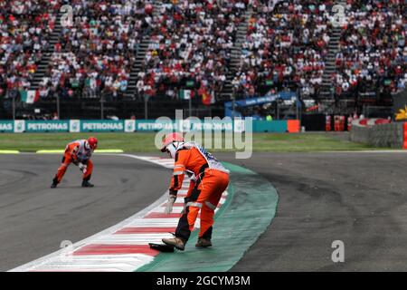 Les Marshalls effacent les débris du circuit. Grand Prix du Mexique, dimanche 28 octobre 2018. Mexico, Mexique. Banque D'Images