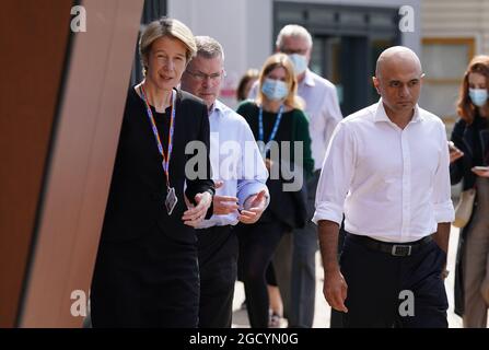 Sajid Javid, secrétaire à la Santé, aux côtés d'Amanda Pritchard, directrice générale du NHS en Angleterre, lors d'une visite à l'hôpital de l'université de Milton Keynes. Date de la photo: Mardi 10 août 2021. Banque D'Images