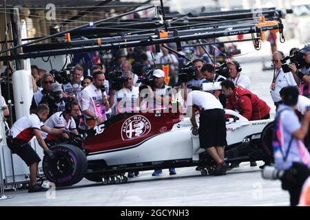 Charles Leclerc (mon) Sauber F1 Team C37 avec une aile arrière manquante lors de la troisième session d'entraînement. Grand Prix d'Abu Dhabi, samedi 24 novembre 2018. Yas Marina circuit, Abu Dhabi, Émirats Arabes Unis. Banque D'Images