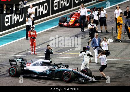 Le vainqueur de la course Lewis Hamilton (GBR) Mercedes AMG F1 W09 fête à la fin de la course avec Fernando Alonso (ESP) McLaren MCL33. Grand Prix d'Abu Dhabi, dimanche 25 novembre 2018. Yas Marina circuit, Abu Dhabi, Émirats Arabes Unis. Banque D'Images