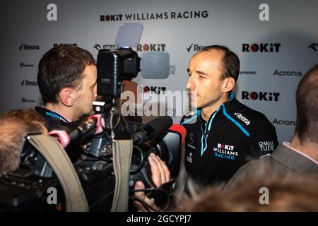 Robert Kubica (POL) Williams Racing avec les médias. Williams Racing Livery dévoile. Lundi 11 février 2019. Siège de Williams Racing, Grove, Angleterre Banque D'Images