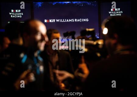 Robert Kubica (POL) Williams Racing avec les médias. Williams Racing Livery dévoile. Lundi 11 février 2019. Siège de Williams Racing, Grove, Angleterre Banque D'Images